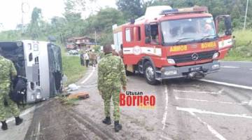TERBALIK: Keadaan lori dinaiki anggota RELA yang terbalik di Jalan Bariawa. 