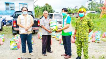 SERAH: Sahar (dua, kanan) menyampaikan sumbangan kepada golongan memerlukan.