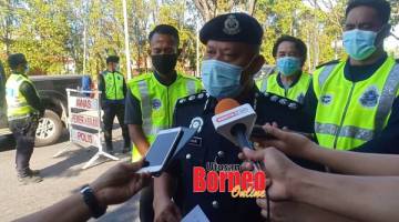 SEKATAN JALAN RAYA: Mohd Azhar semasa sidang media ketika meninjau sekatan jalan raya baharu di Batu 4 Jalan Utara Sandakan.