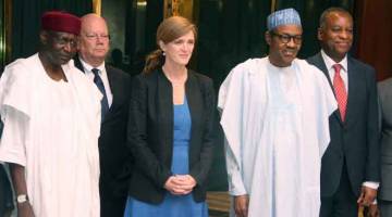 KORBAN COVID-19: Gambar fail diambil pada 21 April, 2016 menunjukkan Abba Kyari (kiri) bersama pemimpin asing pada satu acara rasmi di Abuja. Turut kelihatan Muhammadu Buhari (dua kanan). — Gambar AFP