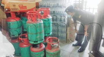 PERIKSA: Pegawai Penguatkuasa KPDNHEP Kota Kinabalu mendapati tidak ada tanda harga diletakkan pada tong LPG yang dijual di sebuah premis di Tanjung Aru.