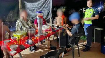 TAHAN: Sembilan kenalan yang ditahan semasa leka menikmati minuman keras di salah sebuah rumah di Kampung Bombong.