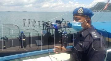 PERIKSA: Pajeri melihat pegawai serta anggotanya memeriksa sebuah kapal nelayan.