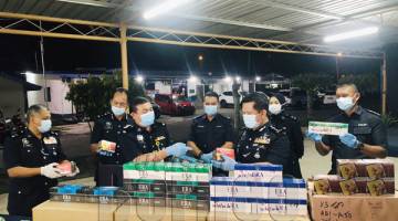 RAMPAS: Ketua Polis Daerah Penampang Deputi Superintendan Mohd Haris Ibrahim menerangkan perihal rokok seludup kepada Mazli semasa sidang media di IPD Penampang.