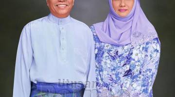 RAMADAN: Shafie (kiri) bersama isteri Datin Seri Panglima Shuryani Shuaib (kanan) mengucapkan selamat menjalani ibadah puasa kepada seluruh umat Islam di negeri Sabah.