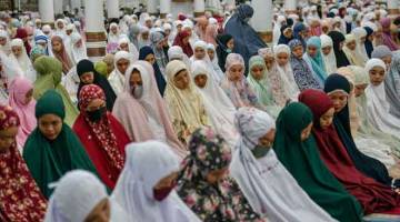 KHUSYUK: Kaum wanita tidak ketinggalan menunaikan sembahyang menandakan bermulanya bulan Ramadan di Masjid Besar Baiturrahman di Banda Aceh, Indonesia kelmarin. — Gambar AFP