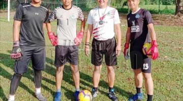 PENJAGA GOL: Jasrih (dua dari kanan) bersama penjaga gol skuad bawah 19 tahun Sabah, (dari kiri) Azrin, Azlizan dan Joffy.(Gambar fail sebalum PKP)