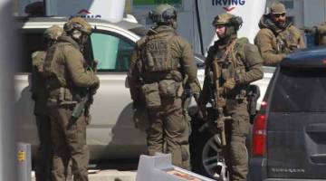 MISI SELESAI: Anggota unit taktikal RCMP dilihat di stesen minyak di mana Wortman ditembak mati selepas kejadian tembakan beramai-ramai di Nova Scotia, Kanada pada 19 April lepas. — Gambar AFP
