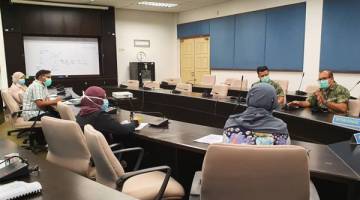 BINCANG: Mesyuarat antara IPB UMS dan pihak HATW KK bagi membincangkan prosedur operasi standard penghantaran dan penerimaan sampel dari HATW KK untuk ujian pengesahan COVID-19.