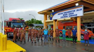 DISINFEKSI: Pasukan JBPM Sandakan ketika melakukan kerja disinfeksi di pejabat Jabatan Pengangkutan Jalan, baru-baru ini.