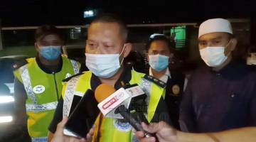 JANGAN INGKAR PKP: ACP Mohd Azhar bersama Ust. Romzi (kanan), DSP Basir (kiri) dan Sundusin dalam sidang media selepas enam berjemaah Tarawih di surau.