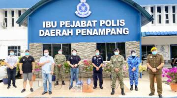 KENANGAN: Darell (lima kiri) bersama Presiden PAKA Jefrey (tiga kiri) merakamkan gambar kenangan bersama anggota polis, RELA dan tentera.