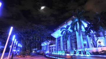 MENARIK: Bangunan Wisma Perbadanan Labuan dan Labuan Walk dilimpahi cahaya lampu warna biru sempena Program Light It Blue anjuran Kementerian Wilayah Persekutuan.