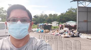 TINJAU: Robert ketika meninjau kawasan tong sampah di Bandar Utama.