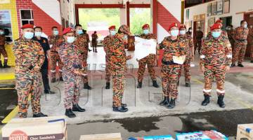 SERAH: Kamarulzaman (dua kanan) melakukan simbolik penyerahan peralatan keperluan COVID-19 kepada Ketua JBPM Zon Tawau Sukur Hatta.