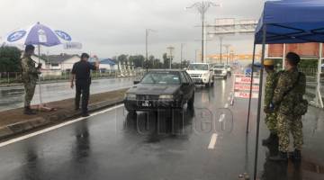 KAWAL: Petugas SJR Jalan Kepayan semasa menjalankan tugas di lapangan.