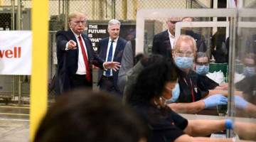 LAWATAN KERJA: Trump menyertai lawatan ke kilang Honeywell International yang mengeluarkan peralatan pelindung diri                di bandar Phoenix, Arizona kelmarin. — Gambar AFP