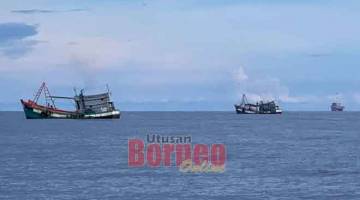 MELAMPAU: Gambar yang tular di aplikasi WhatsApp oleh netizen mendakwa terdapat kegiatan menangkap ikan di perairan Miri oleh bot nelayan asing. 