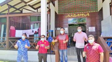 TERBAIK: Jamawi (tiga kanan) menunjukkan isyarat 'bagus' selepas meninjau pusat kuarantin di Taman Pertanian Lagud Seberang Tenom.