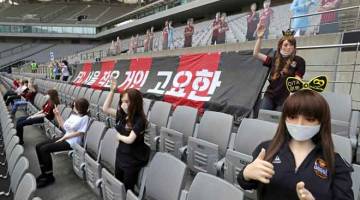 GANTI PENONTON: Gambar diambil pada 17 Mei menunjukkan patung seks yang digunakan untuk mengisi tempat duduk penonton semasa perlawanan bola sepak FC Seoul yang diadakan dalam stadium tertutup di Seoul, Korea Selatan. — Gambar AFP