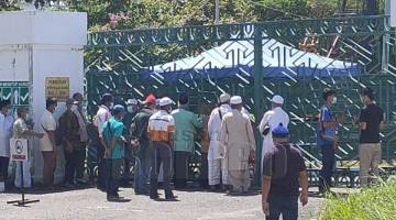 TEGANG : Keadaan tegang di luar pagar masjid untuk dibenarkan menunaikan solat Jumaat.