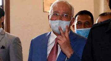 PERBICARAAN: Najib hadir bagi perbicaraan kes pindaan Laporan Akhir Pengauditan 1Malaysia Development Berhad (1MDB) yang dihadapinya bersama bekas Ketua Pegawai Eksekutif 1MDB, Arul Kanda Kandasamy di Mahkamah Tinggi Kuala Lumpur, semalam. — Gambar Bernama