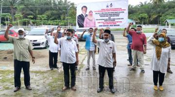 SOKONG : Kesemua yang hadir mewakili MPKK dan Ketua Kampung DUN Bugaya menyatakan sokongan terhadap kepimpinan ketua menteri dan Manis Muka.