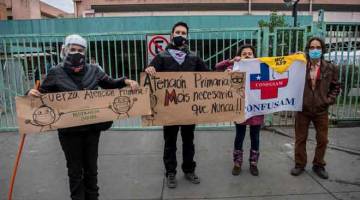 KESAL: Kakitangan kesihatan Hospital San Jose memprotes menuntut kerajaan menaik taraf sistem kesihatan di negara itu, pada demonstrasi di Santiago, baru-baru ini. — Gambar AFP