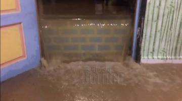 MELIMPAH: Banjir mula melimpah memasuki kediaman.