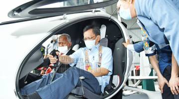 TINJAU: Shafie menaiki Gyrocopter yang pertama di Sabah dan juga model pertama di Malaysia, iaitu AutoGyro Cavalon 915is ketika lawatan rasmi ke Pusat Latihan Aeroangkasa KKIP.