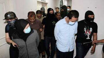 Norhayati (dua, kiri) dan Haris Fadzilah (empat, kiri) dan tiga lagi individu didakwa di Mahkamah Sesyen di sini hari ini terhadap pertuduhan menyeludup migrain bulan lepas. - Gambar Bernama 
