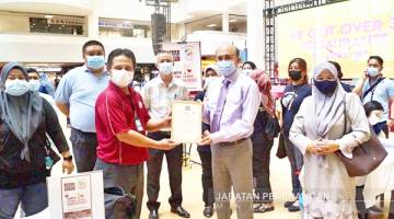 PENGHARGAAN: Pengurus Besar Kumpulan SEDCO, Datuk Pengiran Saifuddin Pengiran Tahir menyerahkan sijil Penghargaan kepada wakil Unit Tabung Darah HWKKS, Yahya Rajak.