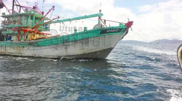 DITAHAN: Bot nelayan pukat jerut ini ditunda ke Jeti Maritim Sepanggar untuk siasatan lanjut selepas lesen operasinya didapati sudah tamat tempoh.
