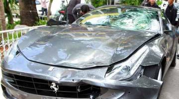 REMUK: Gambar fail 3 September 2012 menunjukkan polis memeriksa kereta Ferrari yang                dipercayai terlibat dalam kejadian langgar lari di balai polis Thong Lor di Bangkok. — Gambar AFP