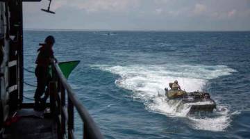 SESI LATIHAN: Gambar fail serahan Marin AS menunjukkan kenderaan serangan amfibia (kanan) semasa sesi latihan di Lautan Atlantik pada 15 Jun, 2018. — Gambar AFP