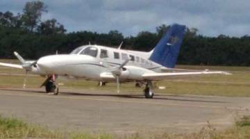 TERBONGKAR: Gambar serahan Polis Persekutuan Australia kelmarin menunjukkan pesawat kecil membawa setengah tan kokain yang terhempas ketika cuba berlepas dari Papa Lea Lea, Papua New Guinea pada 26 Julai lalu. — Gambar AFP