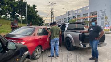 TAHAN: Polis menahan salah seorang suspek dalam satu operasi terancang di sini.