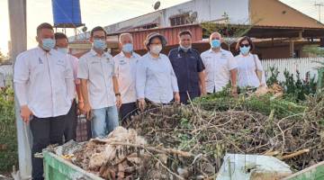 TINJAU: Christina (empat kanan) bersama tetamu kehormat lain ketika dalam tinjuan yang dilakukan.