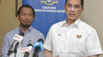 AZMIN (kanan) ketika bercakap kepada media.