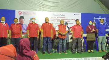 PERJUANG: Bung Moktar (tengah) dan Suhaimi (empat kiri) bersama jawatankuasa UMNO Bahagian Libaran pada mesyuarat berkenaan.