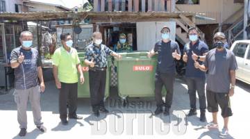 TONG SAMPAH: Junz (tiga kanan) menyerahkan sumbangan tong sampah kepada pengerusi MPKK Harun (tiga kiri).