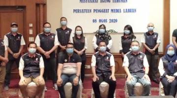 KENANGAN: Jainuddin (duduk tengah) bergambar kenangan bersama semua ahli persatuan.