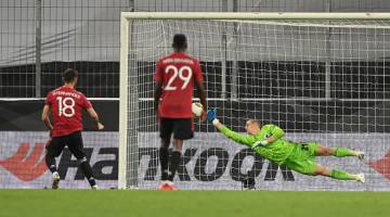 PENYELAMAT: Fernandes (kiri) menjaringkan penalti pada perlawanan suku akhir Liga Europa antara Manchester United dan Copenhagen di stadium RheinEnergieStadion di Cologne kelmarin. — Gambar AFP