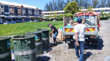 BERSIH: Kerja-kerja pembersihan sampah sarap dilakukan di Lorong 2b, Bandar Kim Fung.