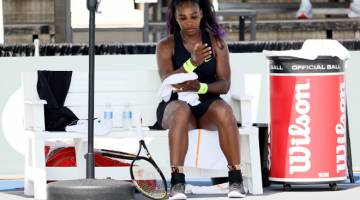 KEMBALI: Serena berehat sebelum menyambung semula perlawanan menentang Berbarda Pera pada kejohanan itu yang berlangsung di Kentucky, AS. — Gambar AFP