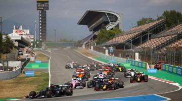 KEKAL DI HADAPAN: Pemandu kereta Mercedes Lewis Hamilton mendahului perlumbaan pada Grand Prix Formula Satu di Litar Catalunya di Montmelo berdekatan Barcelona, kelmarin. — Gambar AFP