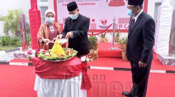 RASMI: Sulistijo bersama isteri memotong tumpeng (pulut kuning) sebagai gimik perasmian.