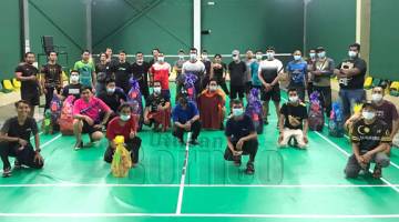 Liga badminton: Para peserta kejohanan Liga Badminton Lok Kawi Baru Siri ke-2 merakam gambar kenangan bersama.