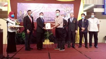 SERAH: Adnan (tiga, kiri) menyerahkan sijil penghargaan petugas barisan hadapan kepada wakil penerima.