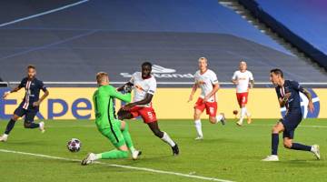 RANCAK: Antara babak-babak aksi perlawanan separuh akhir Liga Juara-Juara di antara Leipzig dan PSG di Lisbon. — Gambar AFP